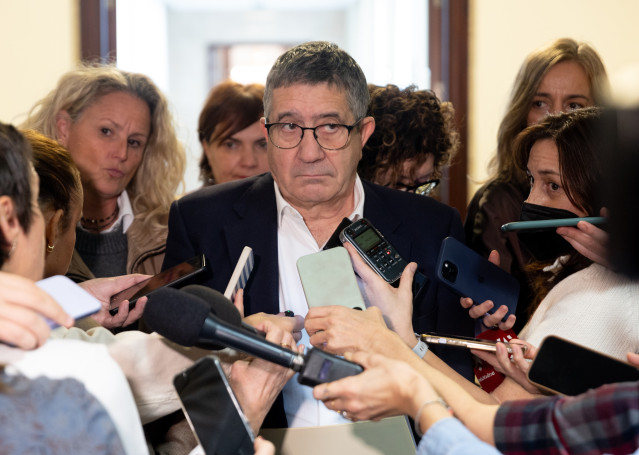 El portavoz del PSOE en el Congreso, Patxi López, atiende a los medios
