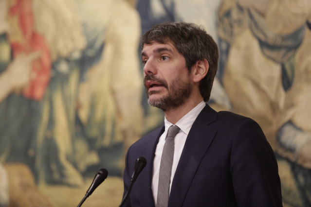 El ministro de Cultura, Ernert Urtasun, durante una rueda de prensa tras su reunión en el Palacio de los Condes de Luna, a 26 de noviembre de 2025, en León, Castilla y León (España).