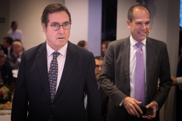 El presidente de la CEOE, Antonio Garamendi, y el presidente y consejero delegado de Canon España, Italia y Portugal, Javier Tabernero,  durante un encuentro empresarial, en la sede de CEOE, a 10 de diciembre de 2025.