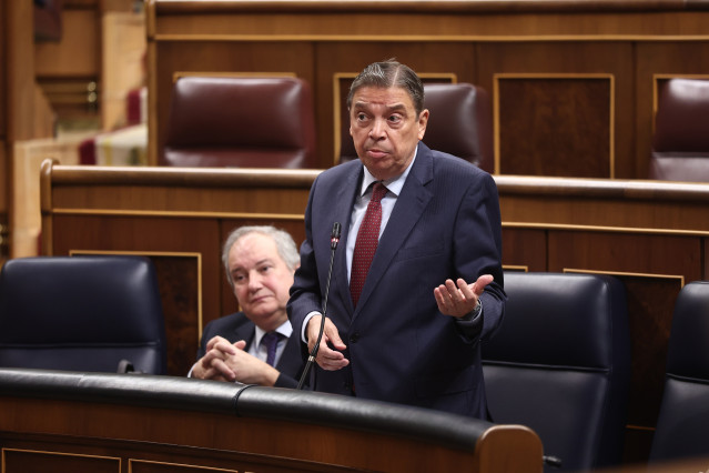 El ministro de Agricultura, Pesca y Alimentación, Luis Planas, interviene durante una sesión de control al Gobierno, en el Congreso de los Diputados, a 10 de diciembre de 2025, en Madrid (España).