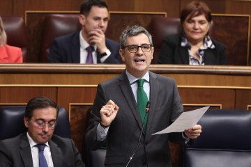 El ministro de la Presidencia, Justicia y Relaciones con las Cortes, Félix Bolaños, interviene durante una sesión de control al Gobierno, en el Congreso de los Diputados, a 10 de diciembre de 2025,