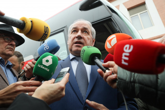 El secretario xeral del PSOE de Lugo y presidente de la Diputación, José Tomé, atiende a los medios en Monforte tras trascender denuncias por supuestos casos de acoso contra él