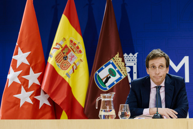 El alcalde de Madrid, José Luis Martínez-Almeida, durante una rueda de prensa, en el Palacio de Cibeles, a 4 de diciembre de 2025, en Madrid (España). Almeida ha acusado a los socialistas de ser 