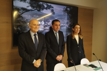 El presidente de BBK, Xabier Sagredo, y la directora de Obra Social, Nora Social, durante la presentación del opresupuesto de la fundación para 2026