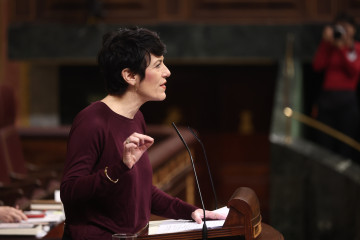 La ministra de Seguridad Social y Migraciones, Elma Saiz, interviene durante la sesión de control al Gobierno en el Congreso de los Diputados