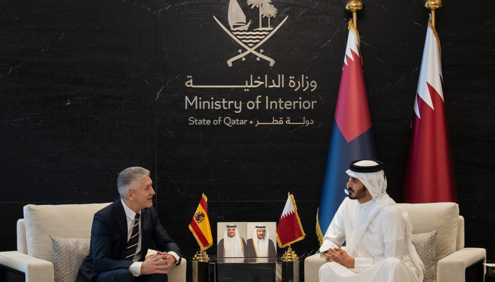 El ministro del Interior, Fernando Grande-Marlaska, firma un plan de acción en materia de seguridad con su homólogo de Qatar, Sheikh Khalifa Bin Hamad bin Khalifa Al Thani