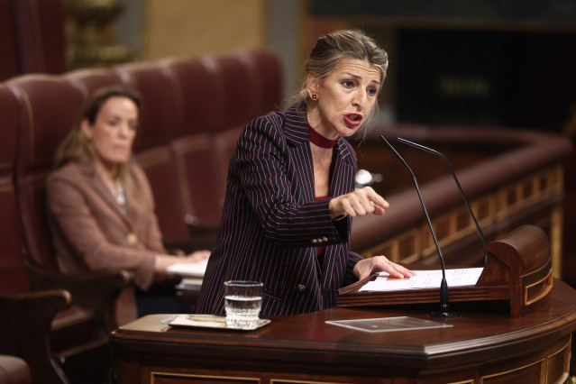 La vicepresidenta segunda y ministra de Trabajo y Economía Social, Yolanda Díaz, interviene durante una sesión de control al Gobierno, en el Congreso de los Diputados, a 10 de diciembre de 2025, en Madrid (España).
