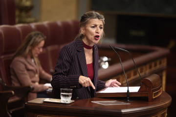 La vicepresidenta segunda y ministra de Trabajo y Economía Social, Yolanda Díaz, interviene durante una sesión de control al Gobierno, en el Congreso de los Diputados, a 10 de diciembre de 2025, en