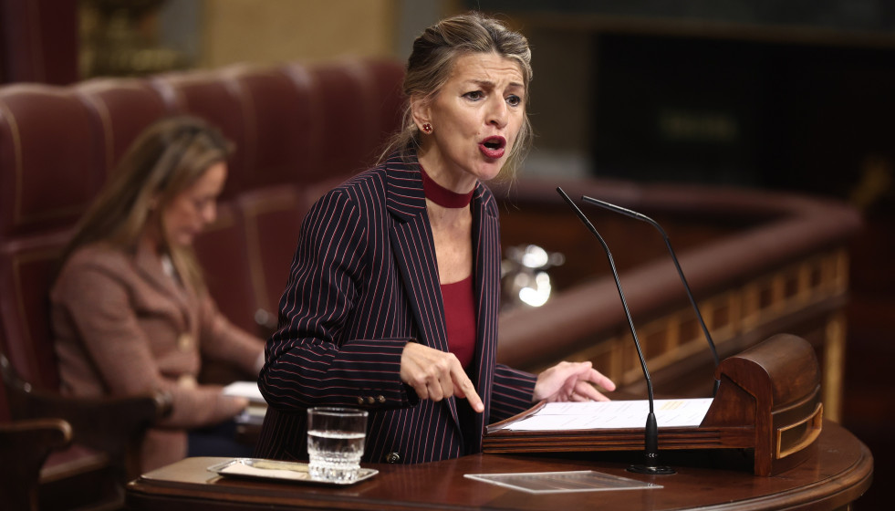 La vicepresidenta segunda y ministra de Trabajo y Economía Social, Yolanda Díaz, interviene durante una sesión de control al Gobierno, en el Congreso de los Diputados, a 10 de diciembre de 2025, en