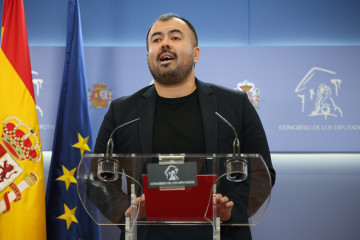 El diputado del grupo parlamentario Sumar, Nahuel González López, durante una rueda de prensa