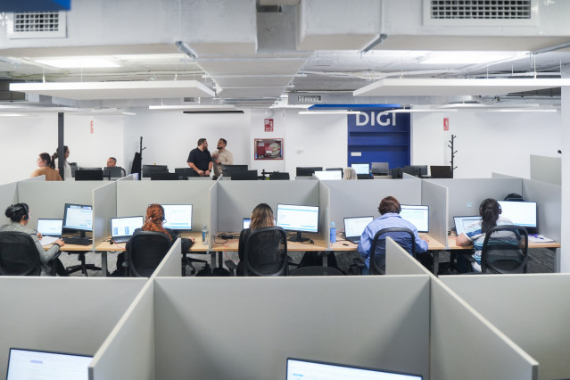 Archivo - Varios trabajadores de atención al cliente de DIGI, durante el acto de inauguración del nuevo centro de atención al cliente, a 21 de octubre de 2025, en Valencia, Comunidad Valenciana (España).
