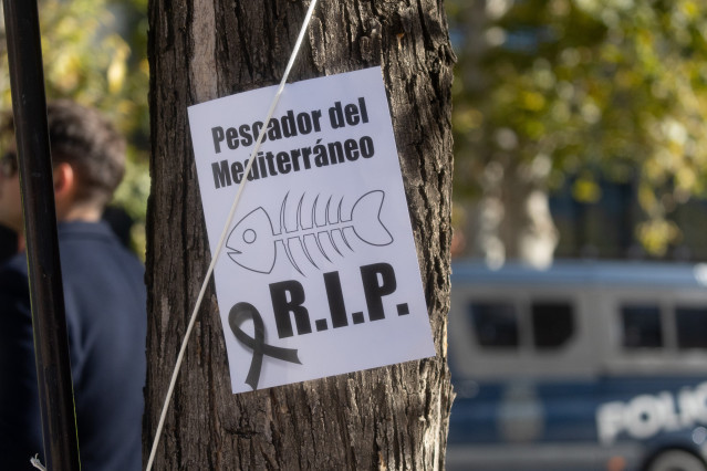 Archivo - Un cartel de los pescadores del litoral mediterráneo durante una concentración frente a la sede de la Comisión Europea