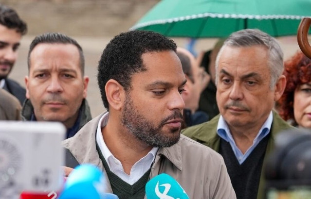 El secretario general de Vox, Ignacio Garriga, atiende a los medios en Cáceres