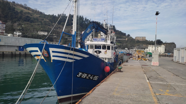 Archivo - Pesquero atracado en el puerto