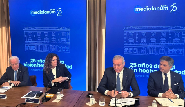 El presidente de Banco Mediolanum, Carlos Tusquets; la vicepresidenta, Sara Doris; el consejero delegado, Luca Bosisio, y el director comercial, Juan Massana, en rueda de prensa en la entidad en Barcelnoa (Cataluña, España) el 10 de diciembre de 2025