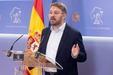 El diputado de Sumar Alberto Ibáñez durante una rueda de prensa, en el Congreso de los Diputados, a 9 de diciembre de 2025, en Madrid (España).