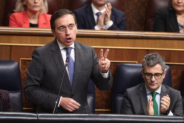 El ministro de Asuntos Exteriores, Cooperación y Unión Europea, José Manuel Albares, interviene durante una sesión de control al Gobierno, en el Congreso de los Diputados, a 10 de diciembre de 202