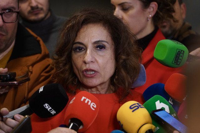 La secretaria general del PSOE-A, María Jesús Montero atiende a los medios de comunicación.