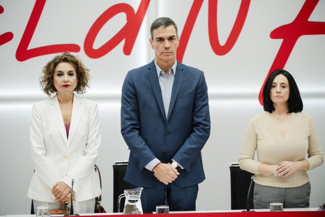 Archivo - La vicepresidenta primera y ministra de Hacienda, María Jesús Montero, el presidente del Gobierno y secretario general del PSOE, Pedro Sánchez, y la secretaria de organización del PSOE, Rebeca Torró, durante  la reunión de la Comisión Ejecutiva