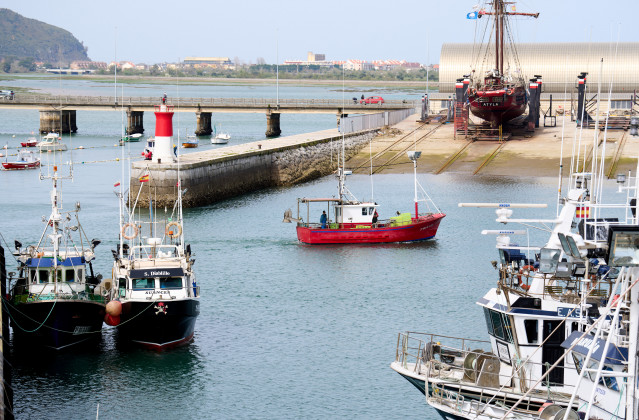 Archivo - Barcos amarrados en el puerto de Santoña, a 25 de marzo de 2022, en Santoña, Cantabria (España)