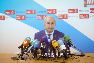 El hasta ahora presidente de la Diputación de Lugo, José Tomé, durante su comparecencia, en la sede del PSdeG-PSOE en Monforte, a 10 de diciembre de 2025, en Monforte de Lemos, Lugo, Galicia (Espa