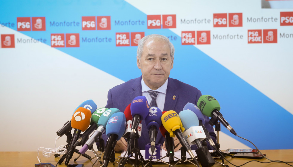 El hasta ahora presidente de la Diputación de Lugo, José Tomé, durante su comparecencia, en la sede del PSdeG-PSOE en Monforte, a 10 de diciembre de 2025, en Monforte de Lemos, Lugo, Galicia (Espa