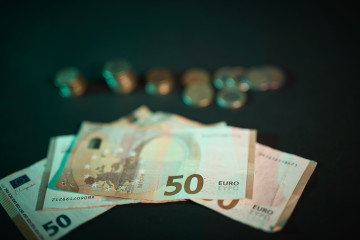 Archivo - Billetes y monedas, a 3 de septiembre de 2025, en Madrid (España).