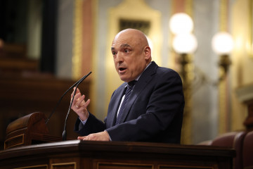 El diputado del PSOE Rafael Simancas interviene durante una sesión de control al Gobierno, en el Congreso de los Diputados, a 10 de diciembre de 2025, en Madrid (España).