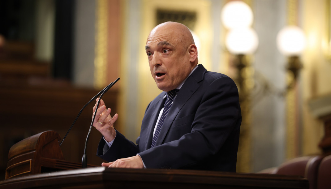 El diputado del PSOE Rafael Simancas interviene durante una sesión de control al Gobierno, en el Congreso de los Diputados, a 10 de diciembre de 2025, en Madrid (España).