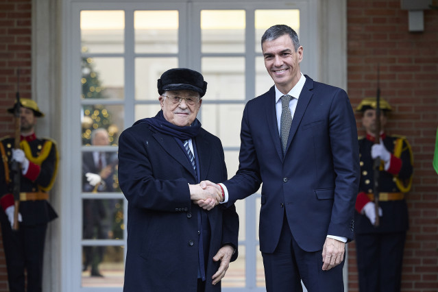 El presidente del Gobierno, Pedro Sánchez (d), recibe al presidente del Estado de Palestina, Mahmoud Abbas (i), en el Palacio de La Moncloa, a 10 de diciembre de 2025, en Madrid (España).