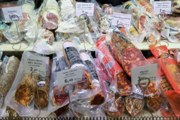 Archivo - Sección de charcutería y embutido en un supermercado donde se muestran las ofertas y precios de los productos típicos en la cesta de Navidad.