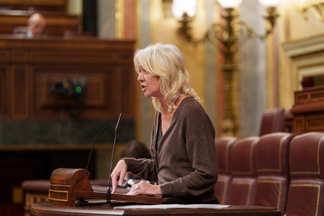 La ponente de  Junts, Marta Madrenas, en una sesión plenaria