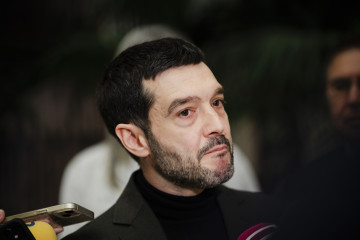 El ministro de Derechos Sociales, Consumo y Agenda 2030, Pablo Bustinduy, ofrece declaraciones a la prensa durante una visita al Hospital Nacional de Parapléjicos, a 5 de diciembre de 2025, en Toledo