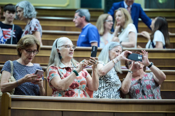 Archivo - Un grupo de visitantes hacen fotografías, durante la Jornada de puertas abiertas en el Congreso