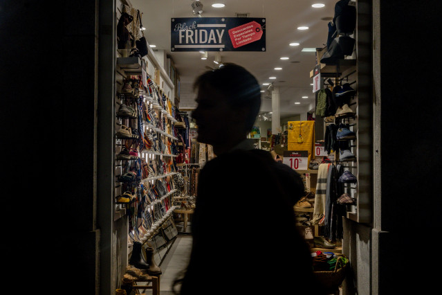 Un escaparate con ofertas por el Black Friday, a 28 de noviembre de 2025, en Madrid (España)