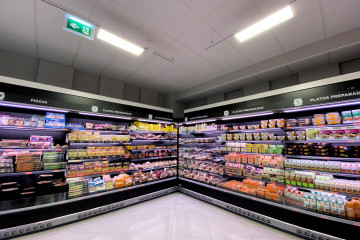 Archivo - Neveras con platos preparados en un supermercado de Madrid.