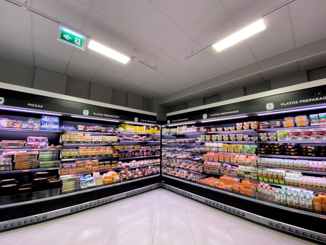 Archivo - Neveras con platos preparados en un supermercado de Madrid.