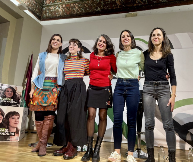 Irene Montero, Ione Belarra e Irene de Miguel, en un acto electoral en Plasencia