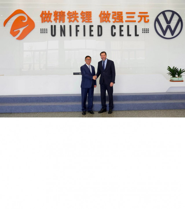 El ministro Óscar Puente junto a un directivo de Gotion en las instalaciones de la compañía en China.