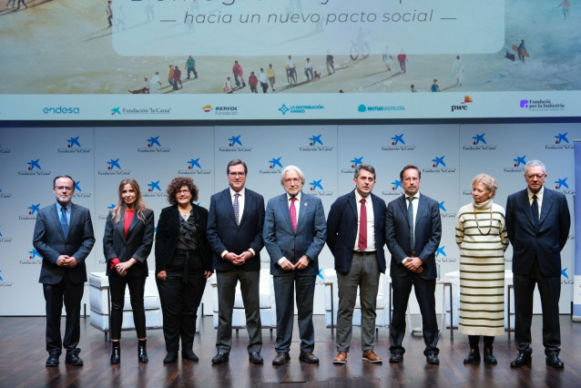 El presidente de la CEOE, Antonio Garamendi, (cuarto desde la izquierda) y el de El presidente de SBEES y de Foment del Treball, Josep Sánchez Llibre (quinto desde la izquierda), en la presentación del informe 'España de los 50 millones'. En Madrid.