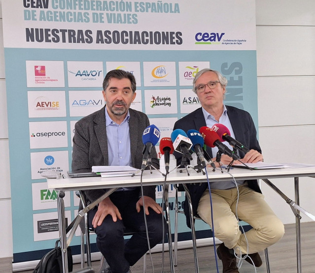 Archivo - El presidente y el vicepresidente primero ejecutivo de la Confederación Española de Agencias de Viajes (CEAV), Carlos Garrido y José Manuel Lastra.
