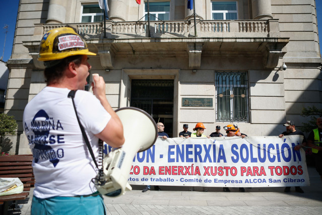Archivo - Trabajadores de Alcoa San Cibrao durante un encadenamiento frente a la subdelegación del Gobierno en Lugo, a 14 de julio de 2025, en Lugo, Galicia (España). La movilización busca reclamar una solución urgente para garantizar el futuro de la plan