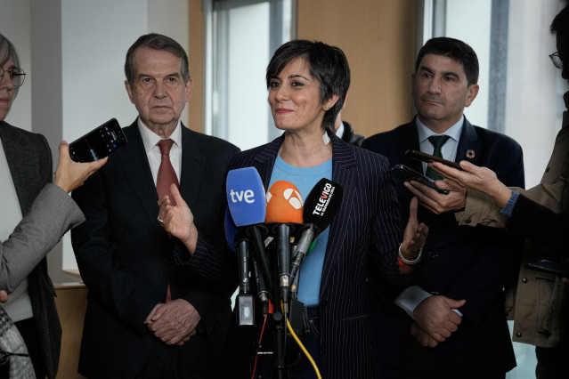 La ministra de Vivienda y Agenda Urbana, Isabel Rodríguez, y el alcalde de Vigo, Abel Caballero, visitan un edificio con viviendas propiedad de CASA 47, la Entidad Estatal de Vivienda, a 11 de diciembre de 2025, en Vigo, Galicia (España).