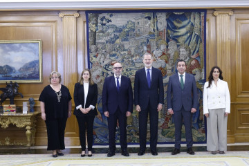 El Rey Felipe VI (centro derecha) y el presidente de CSIF, Miguel Borra (centro izquierda). En Madrid, a 11 de diciembre de 2025.