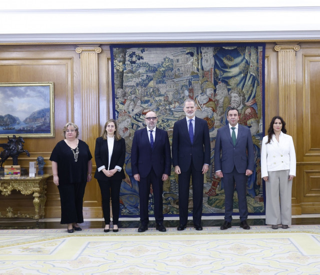 El Rey Felipe VI (centro derecha) y el presidente de CSIF, Miguel Borra (centro izquierda). En Madrid, a 11 de diciembre de 2025.
