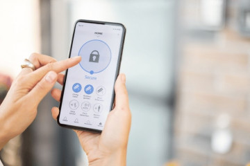 Archivo - Las nuevas alarmas inteligentes ponen el 'smartphone' en el centro de la seguridad del hogar.