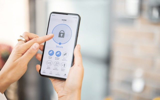 Archivo - Las nuevas alarmas inteligentes ponen el 'smartphone' en el centro de la seguridad del hogar.