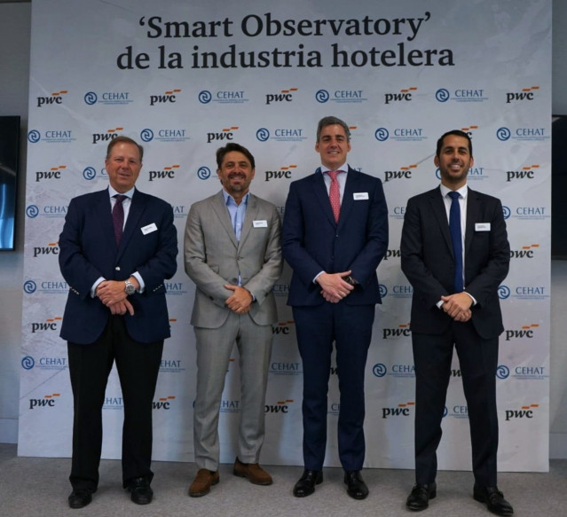 De izquierda a derecha, Ramón Estalella (CEHAT), Jorge Marichal (CEHAT),  José Manuel Fernández (PwC) y José Antonio Domínguez (PwC) en la presentación de 