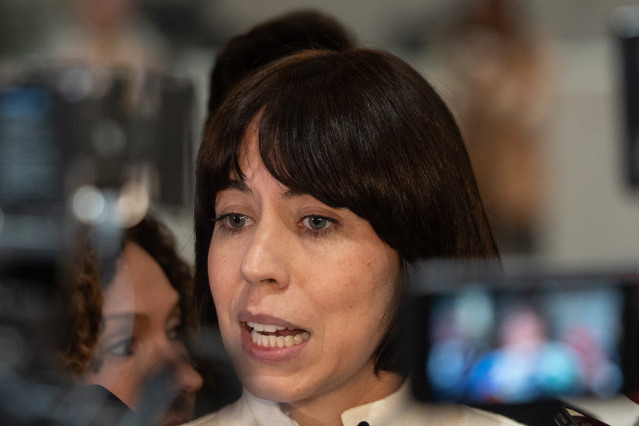 La secretaria general del PSPV-PSOE, Diana Morant, atiende a los medios de comunicación