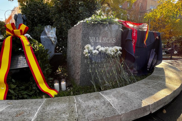 Monolito en recuerdo de las víctimas del atentado de ETA en Puente de Vallecas, tras el acto por el 30º aniversario